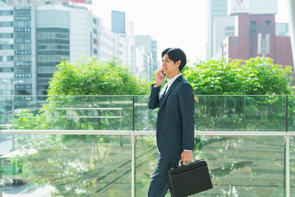 電話をしている男性