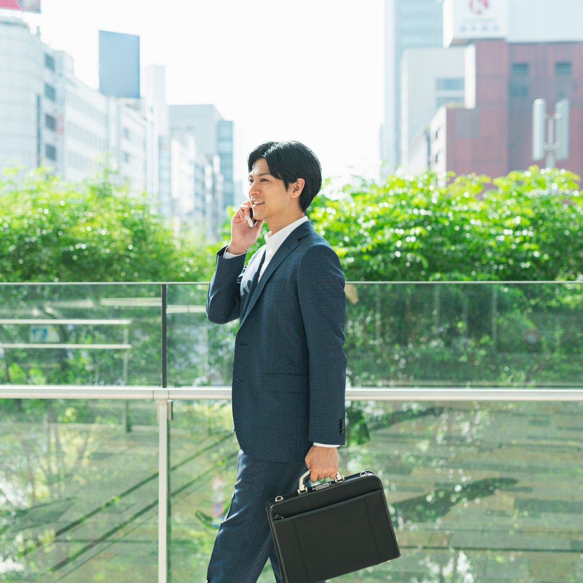 外で電話をしている男性