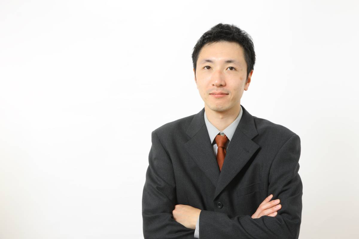 腕組みをしている男性