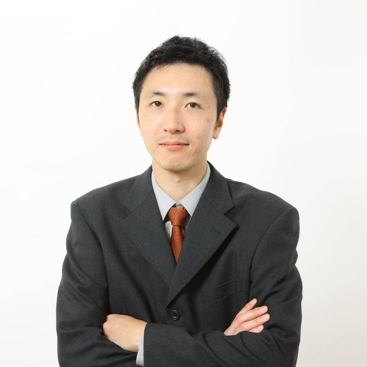 腕組みをしている男性