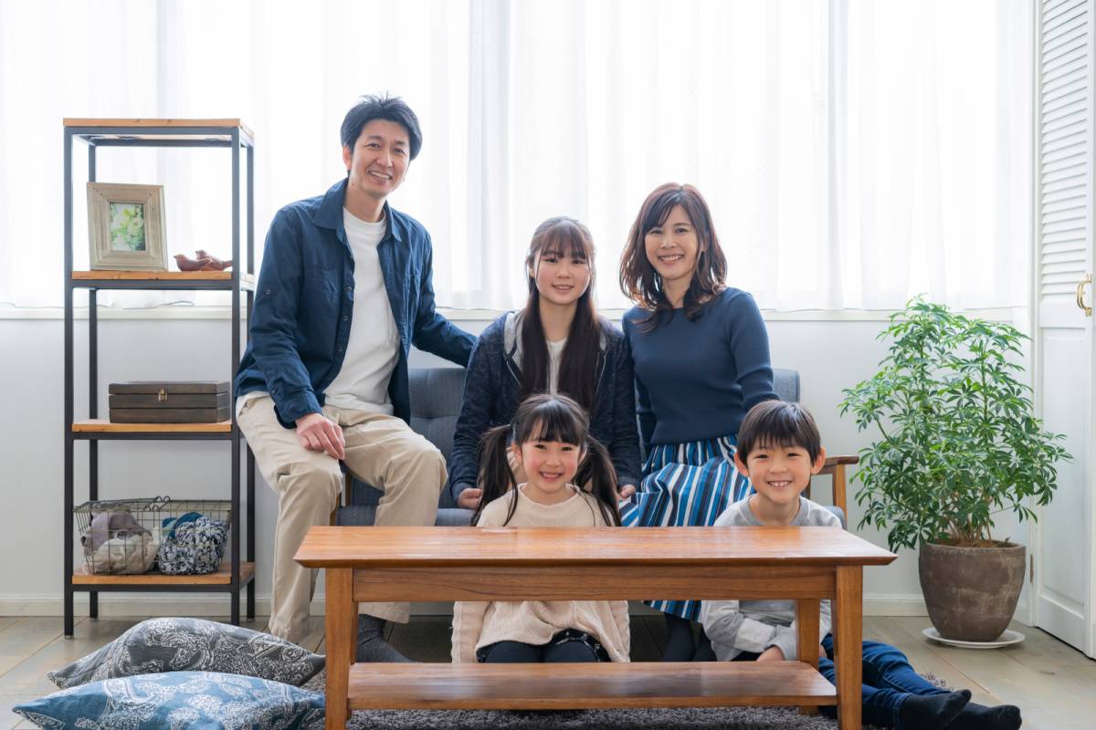 リビングにいる5人家族