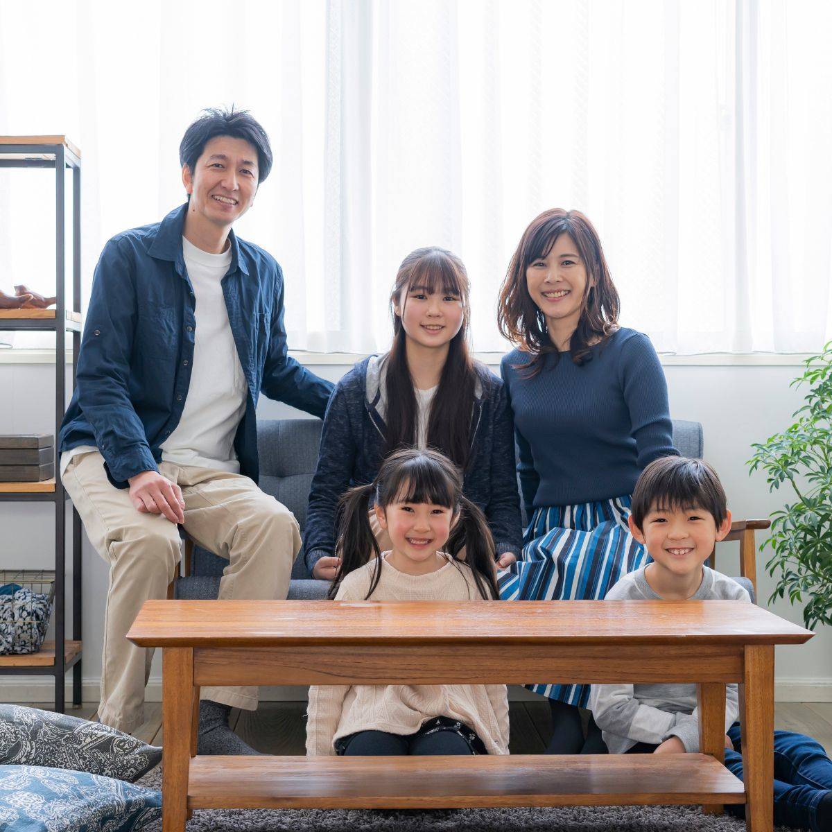 リビングにいる5人家族