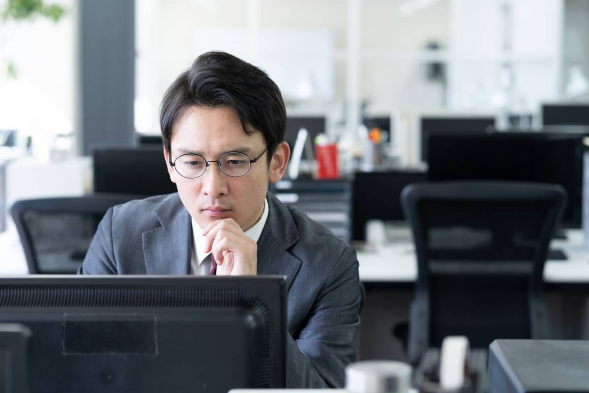 オフィスで仕事をしている男性