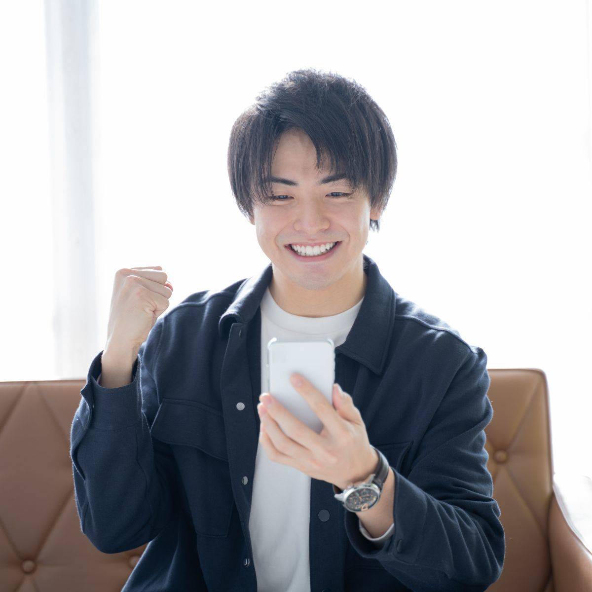ガッツポーズをしている男性
