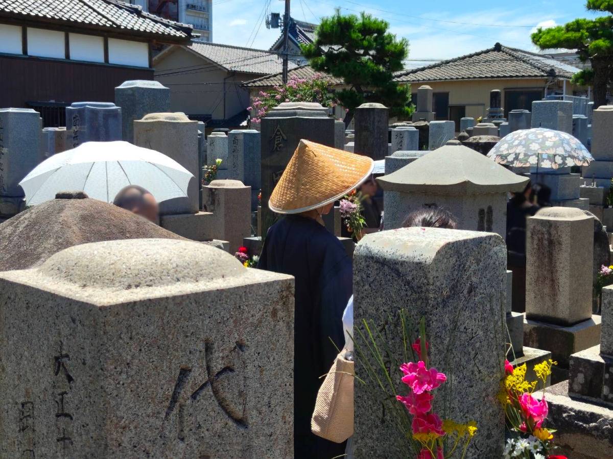 お経を唱える僧侶