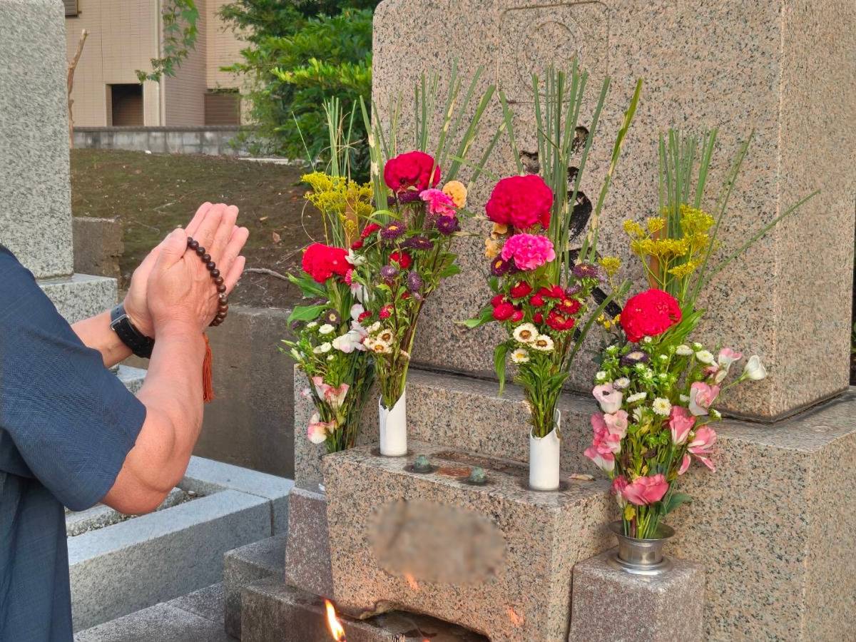 お墓に手を合わせている写真