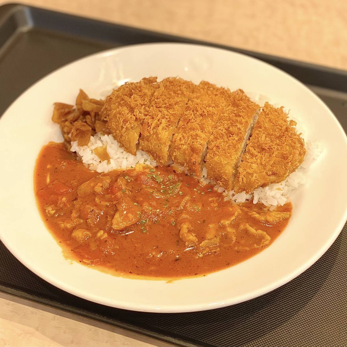 松のやの「たっぷりトマトのロースかつハヤシライス」