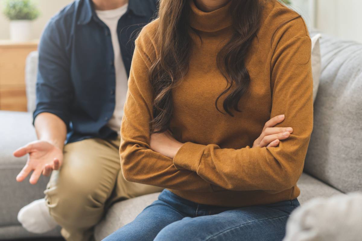 怒っている女性と話しかける男性