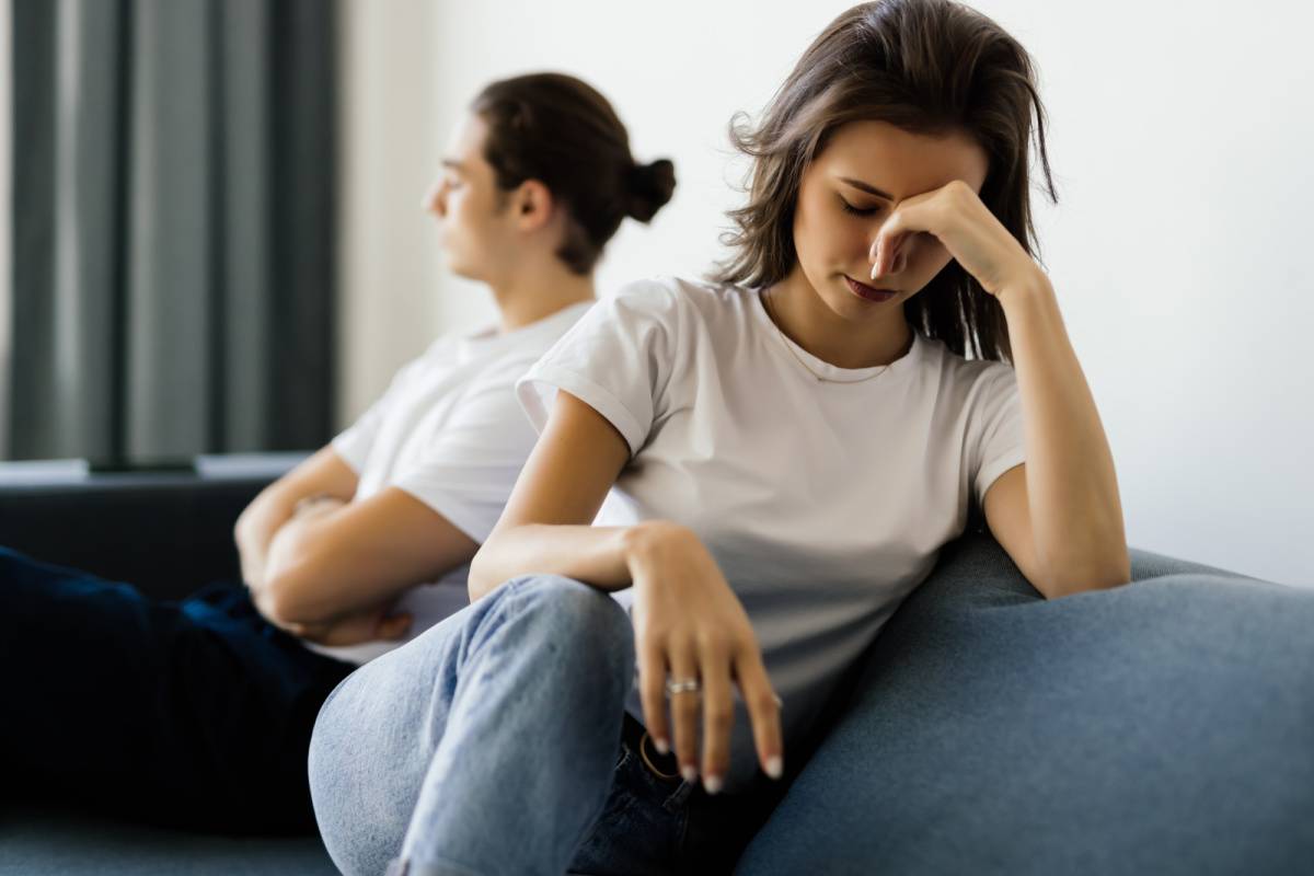 男性に背を向けて座る女性