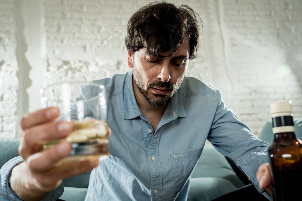 1人でお酒を飲む男性