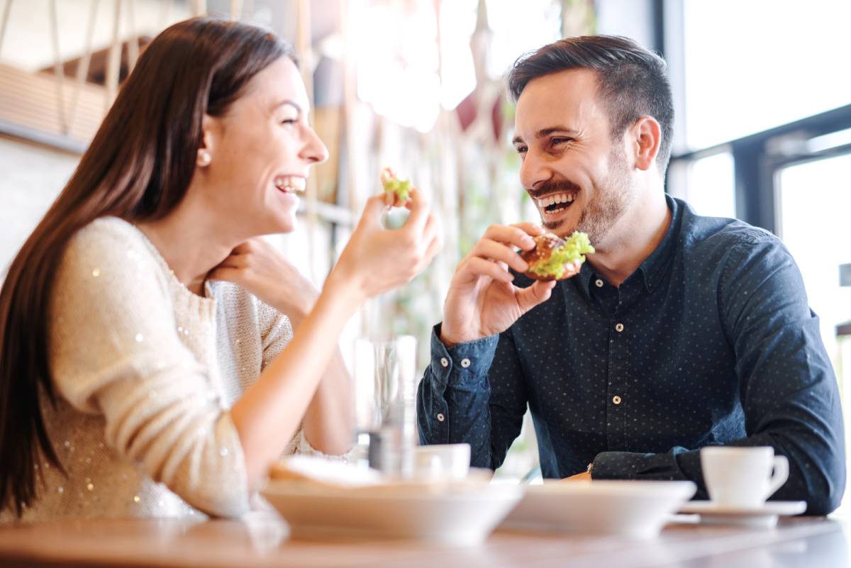 カフェで食事を楽しむカップル
