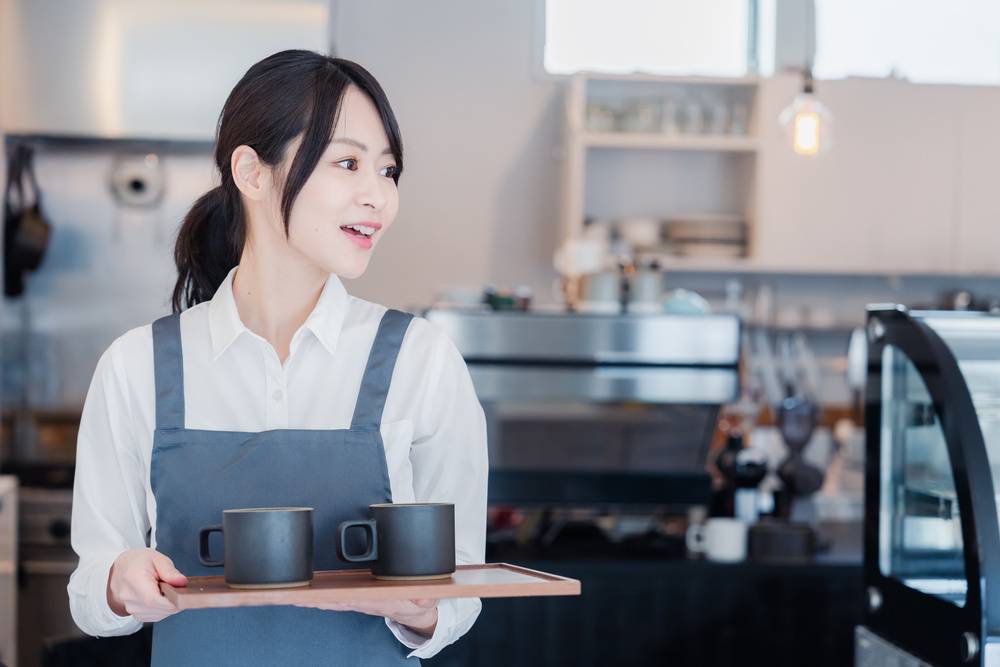 カフェ店員の女性