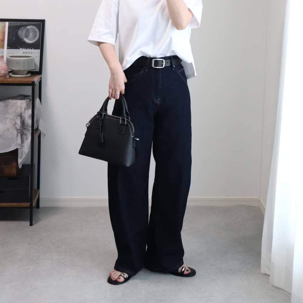 モノトーンコーデの女性