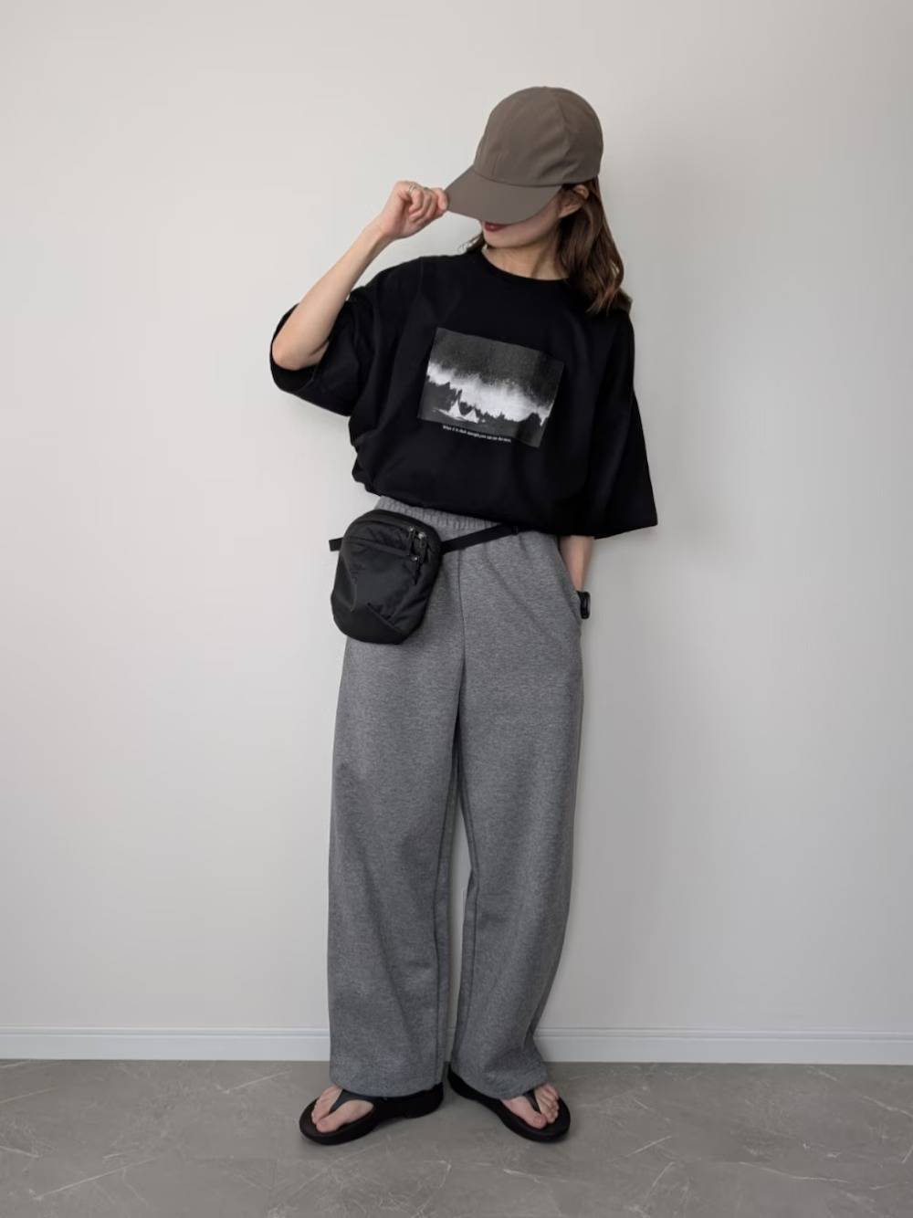 プリントTシャツ×スウェットパンツ