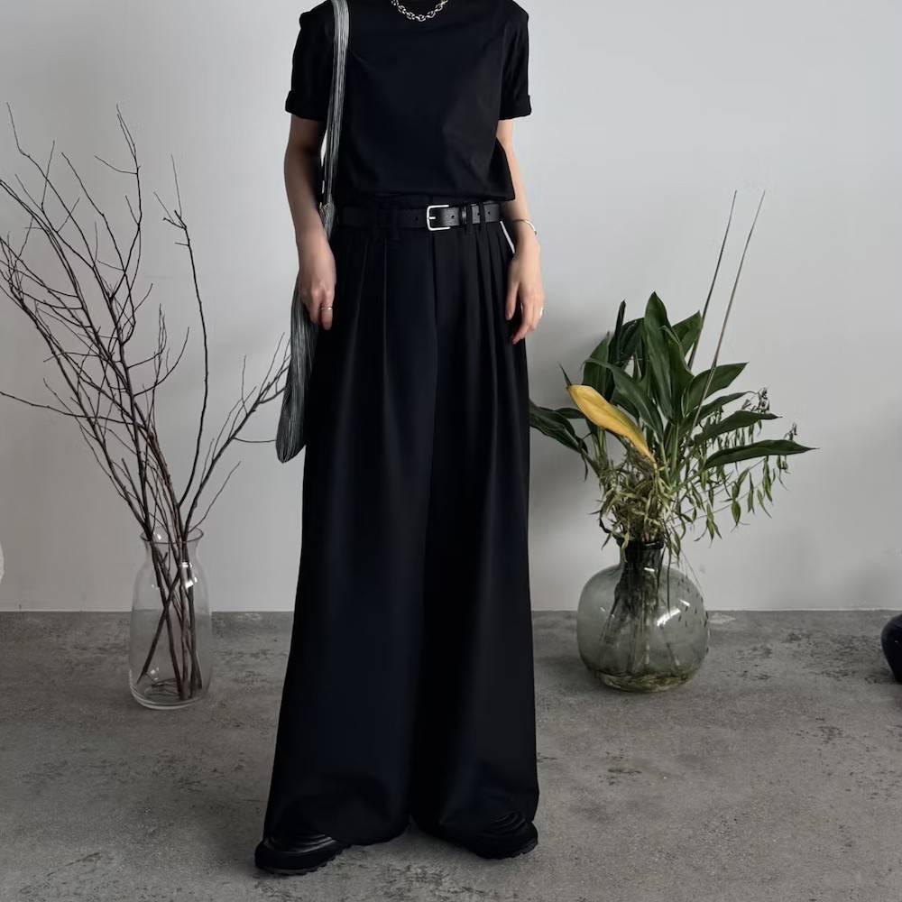 オールブラックコーデの女性
