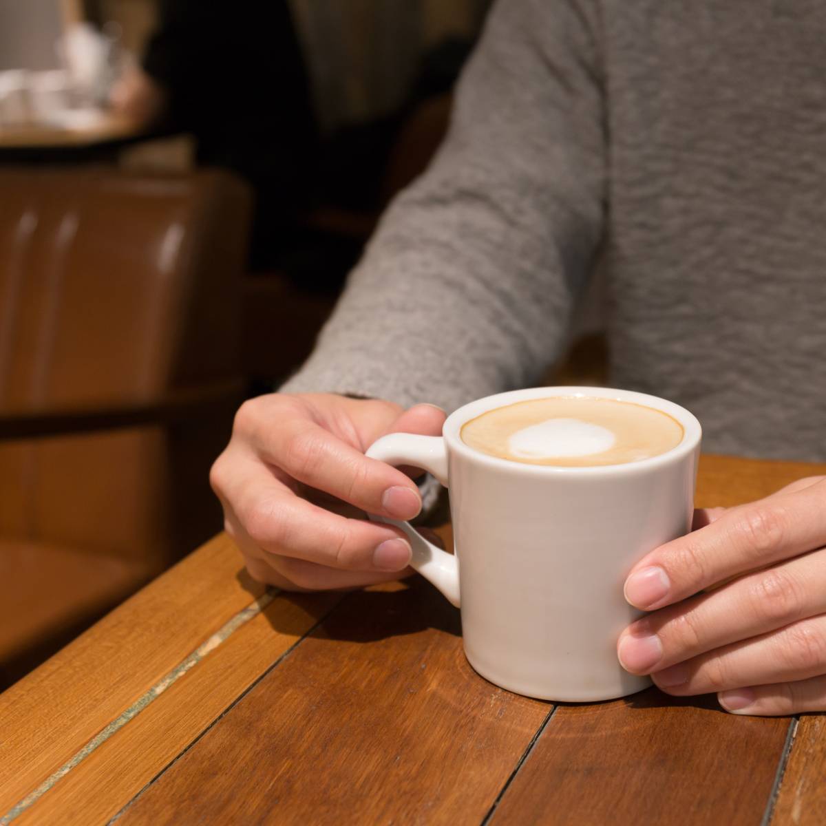 カフェでコーヒーを飲む男性