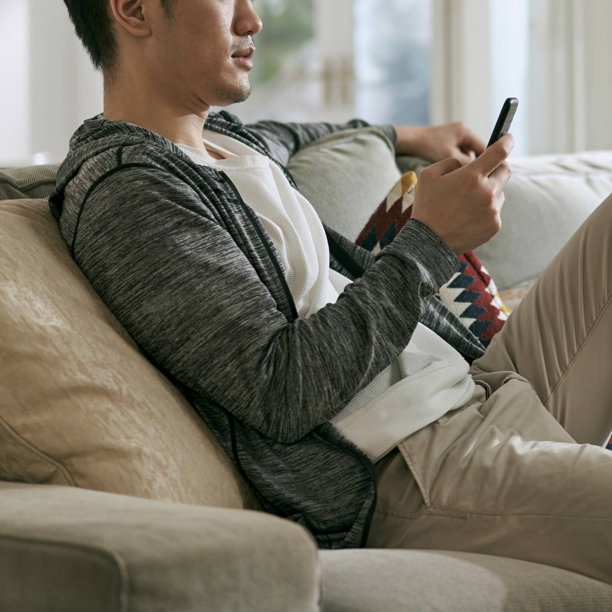 スマホを操作する人