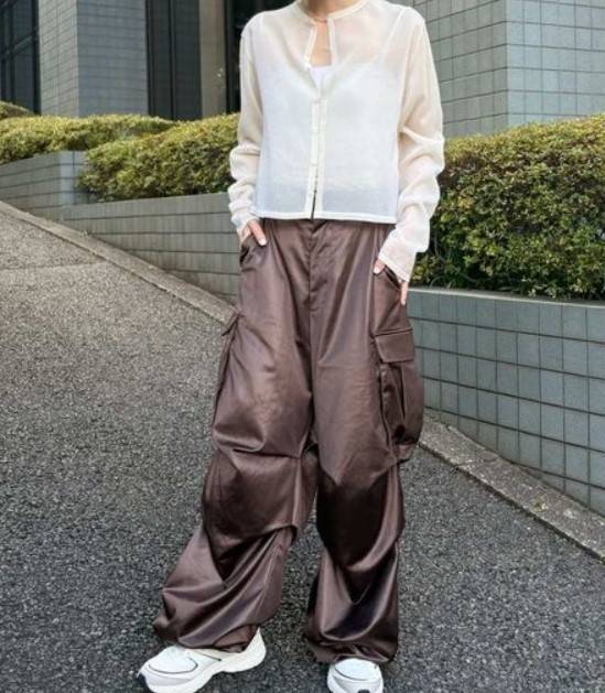 emmi タックフォルムカーゴパンツ