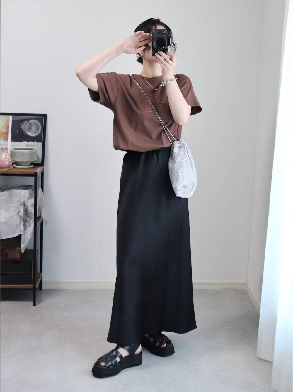 ブラウンTシャツ×黒スカート
