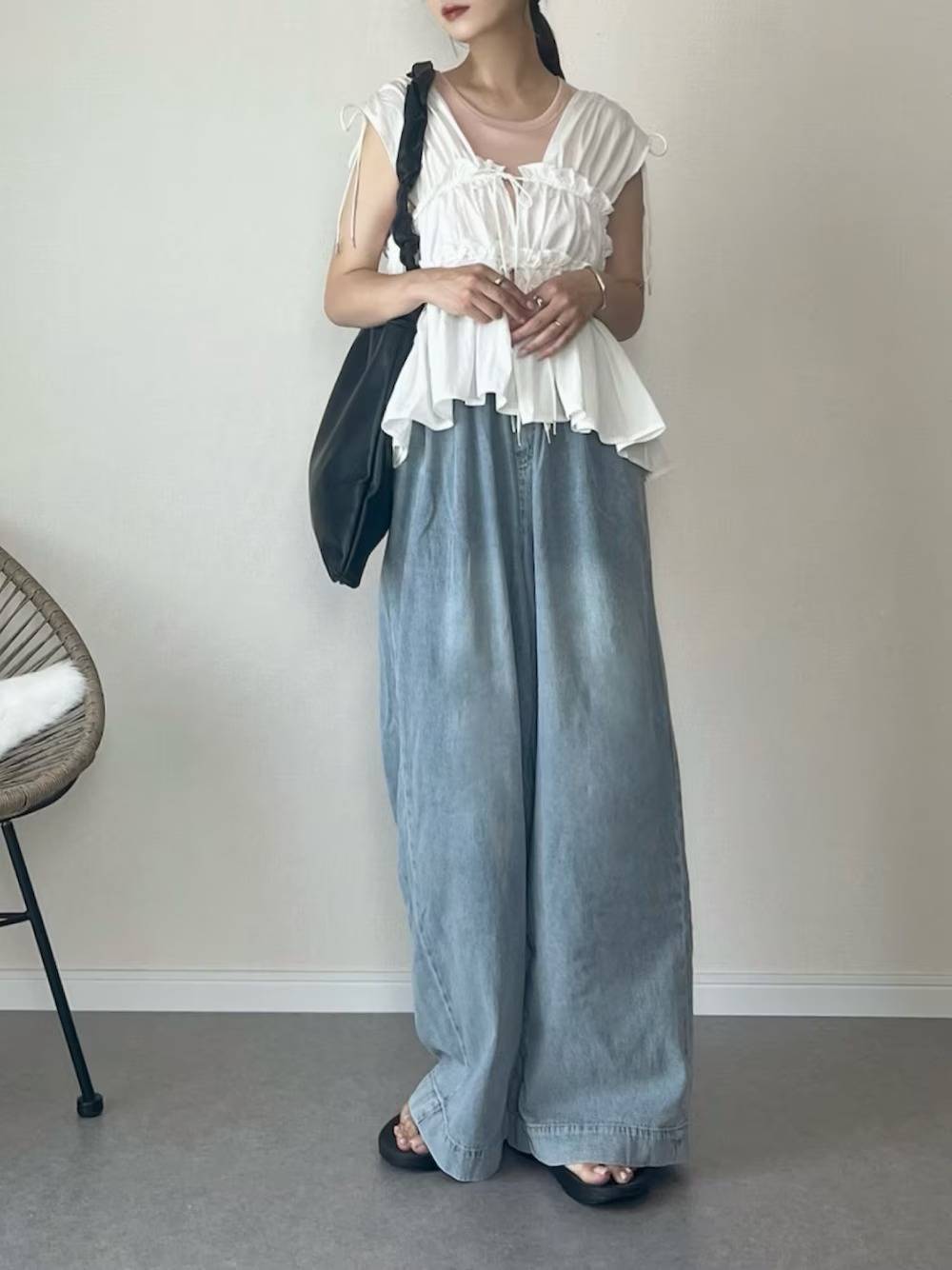 シャーリングブラウス×ワイドデニムパンツ