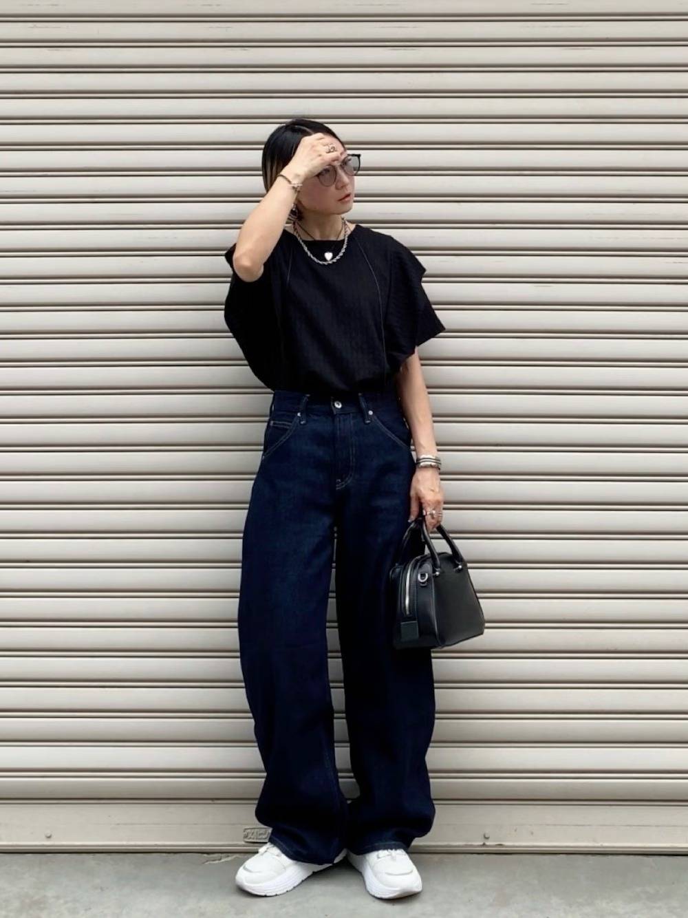 フリルTシャツ×デニムパンツ