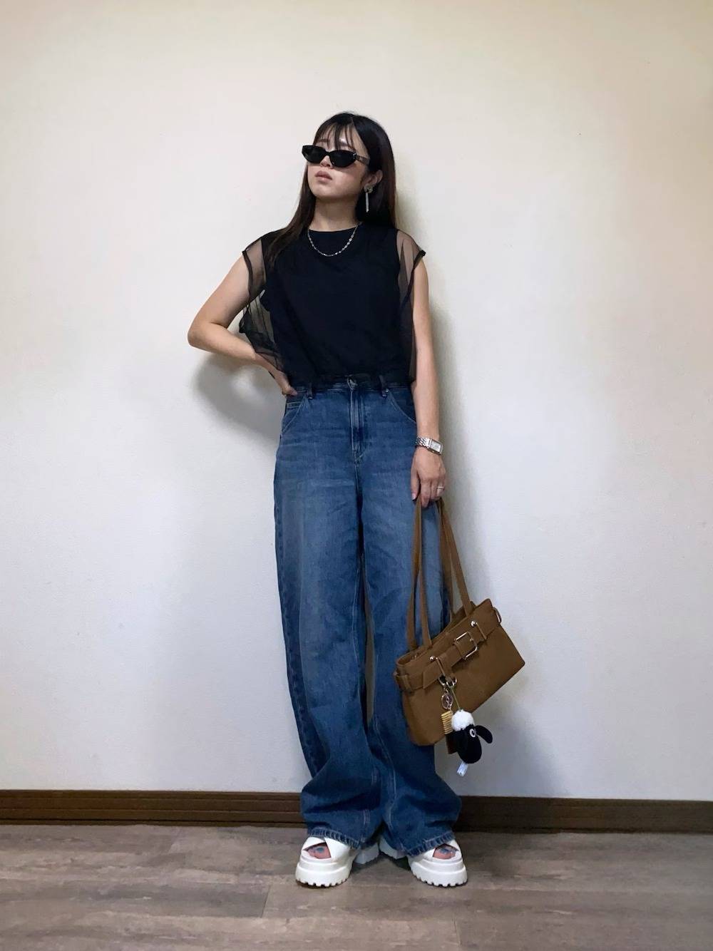 シアートップス×デニムパンツ
