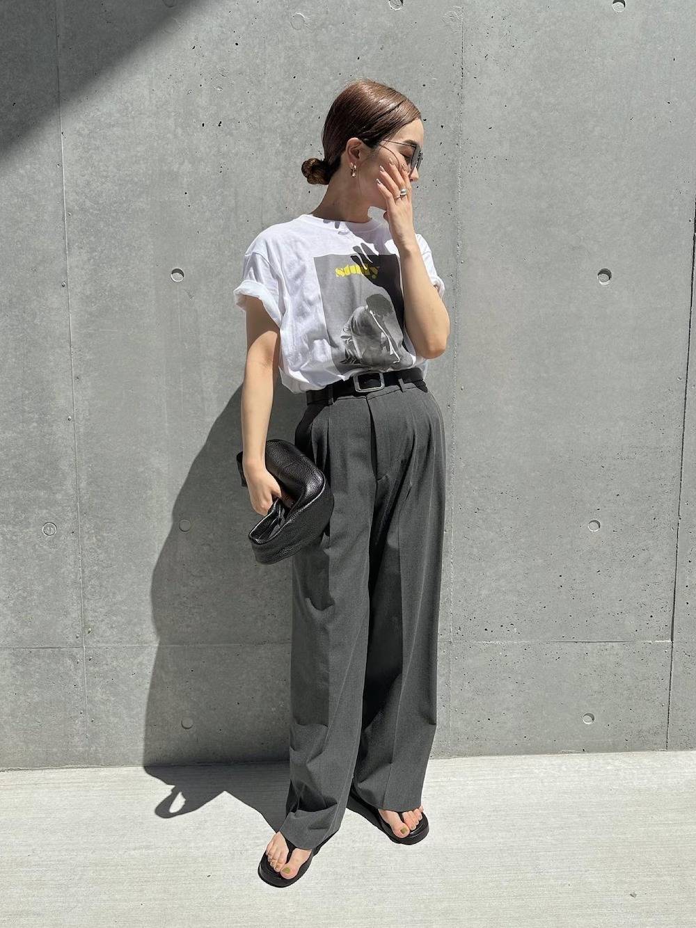 プリントTシャツ×タックパンツ