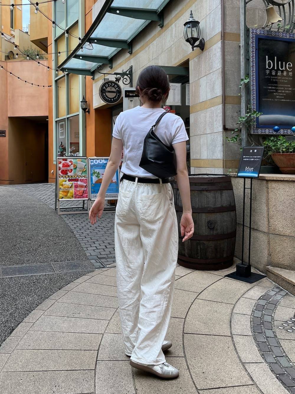 黒をきかせたオールホワイトコーデ