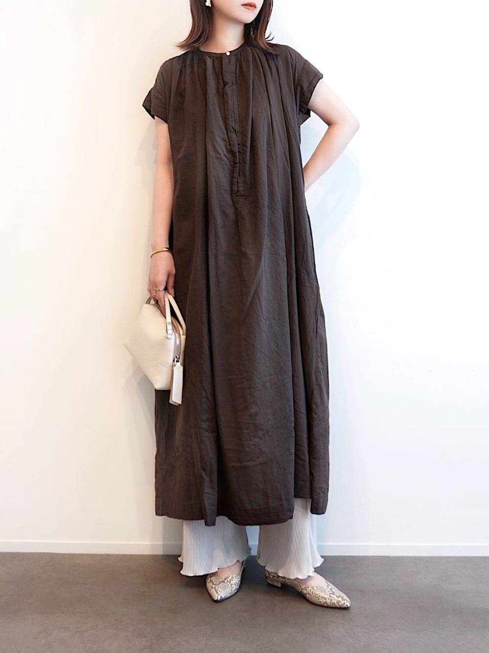 Aラインワンピース×プリーツパンツの重ね着が◎