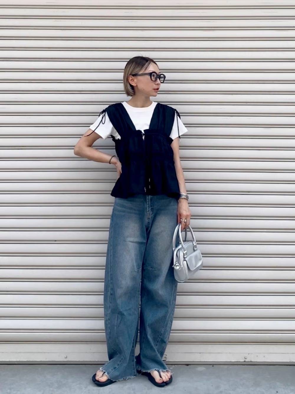 白Tシャツ×シャーリングブラウスの重ね着が◎