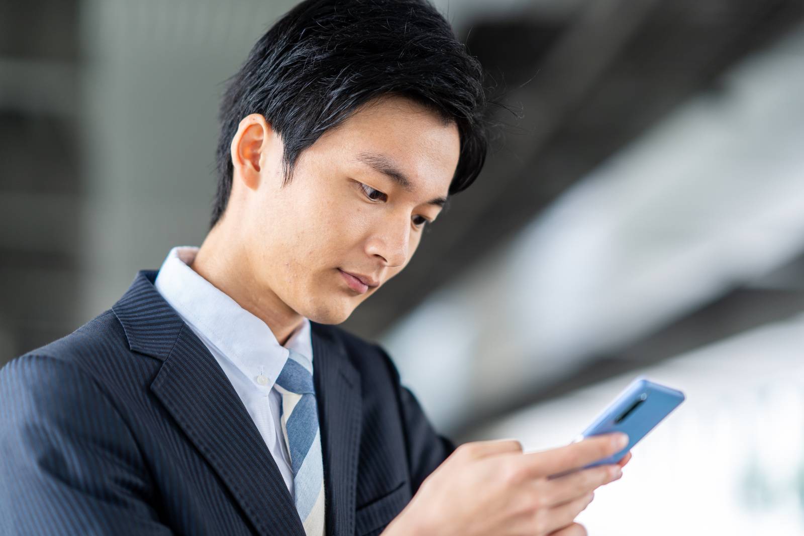 携帯電話で連絡を取るビジネスマン 