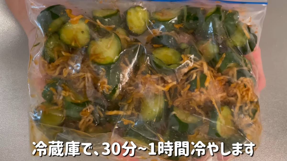 調味料を入れて馴染ませる