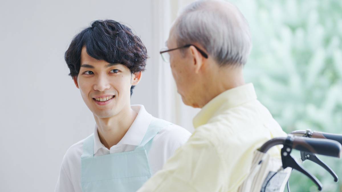 介護の仕事をしている男性