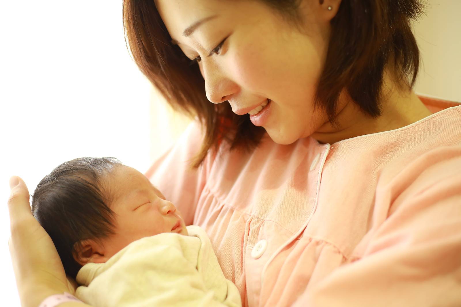 新生児と母親 