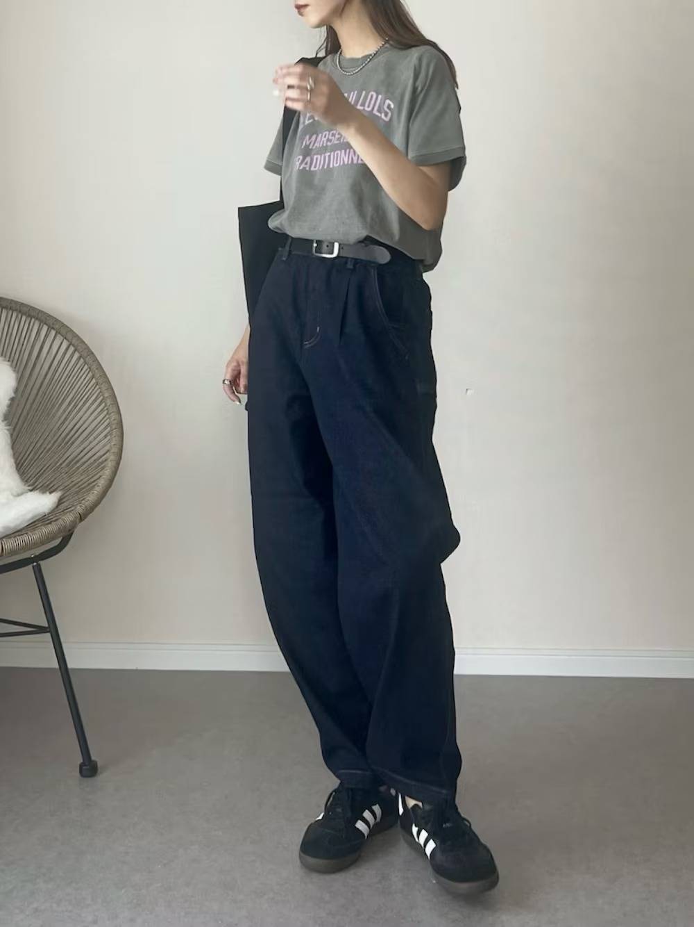 グレーのTシャツを合わせる！