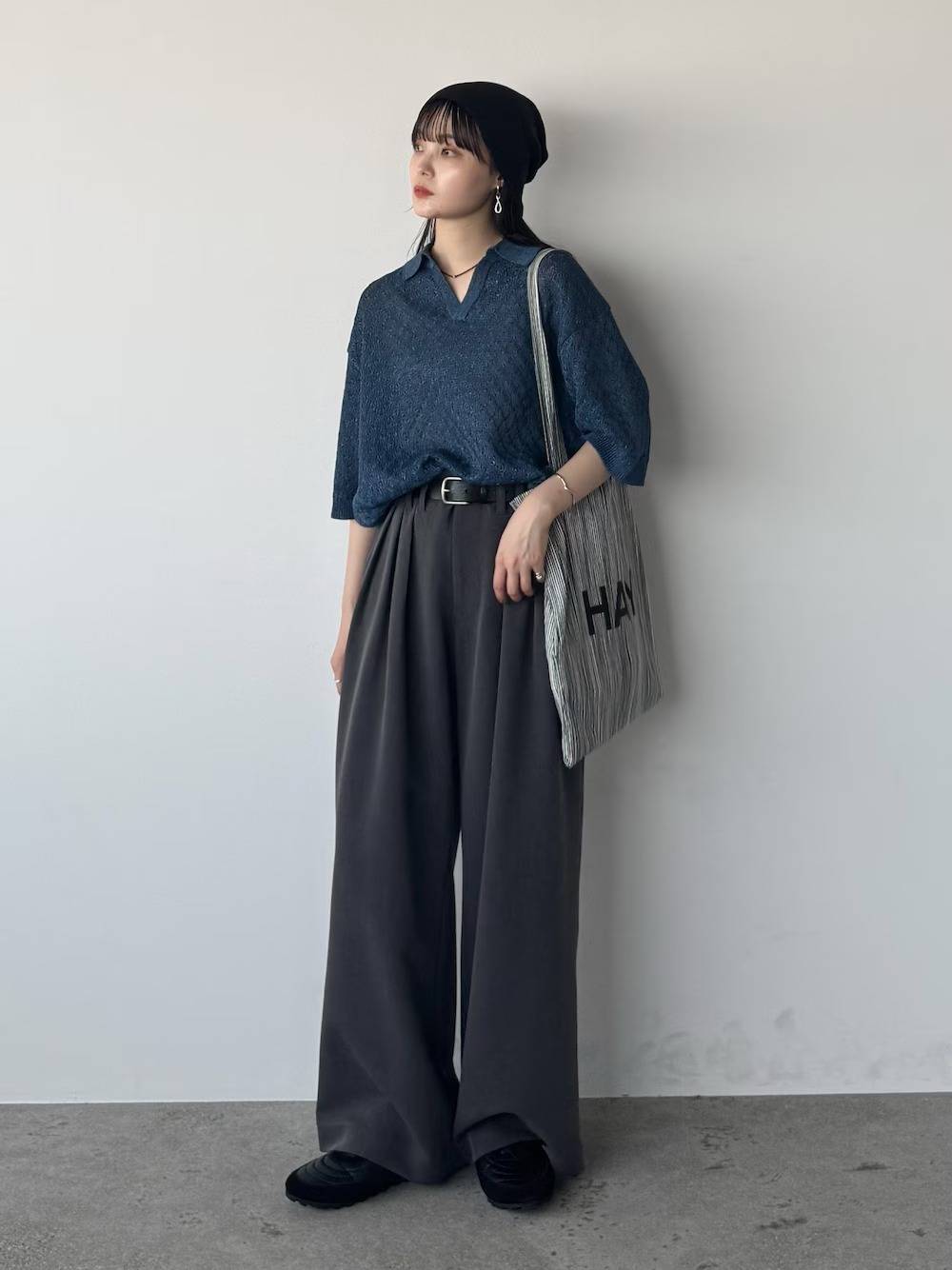 ブルー×グレーの寒色コーデ