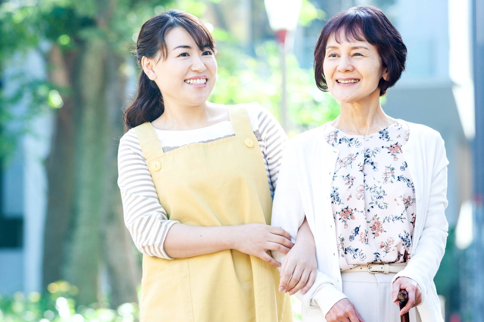 シニア女性と散歩する女性介護士