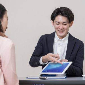 31歳、接客業の《リアル貯金額》昇給が望めません……。転職以外で収入を増やす方法は？【FPが解説】