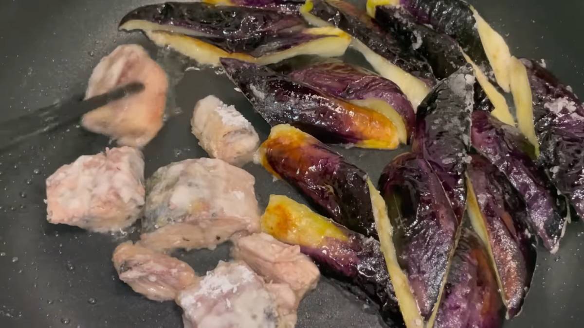 なすとさばをフライパンで焼く