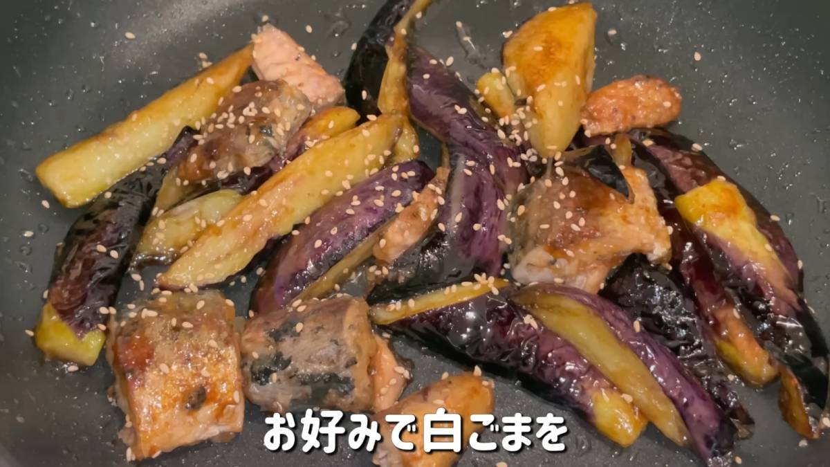 調味料を入れて味付けをする