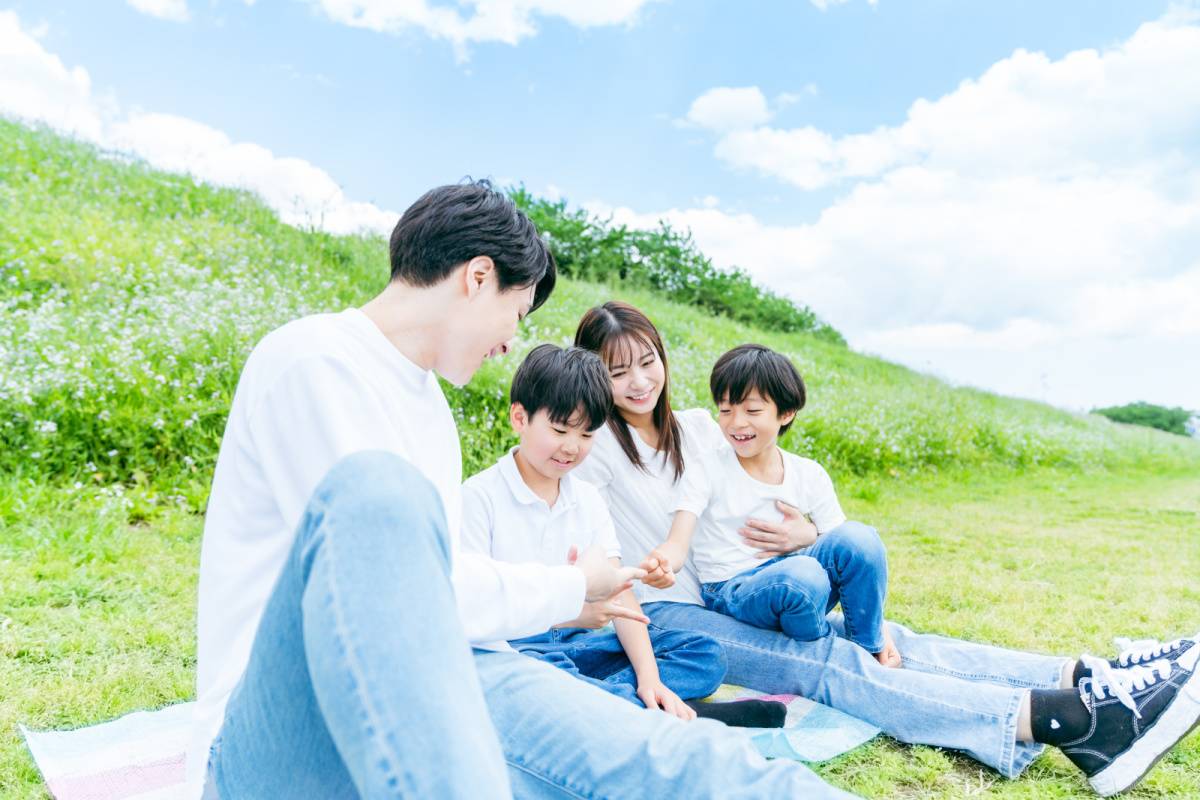 青空の下で過ごす4人家族