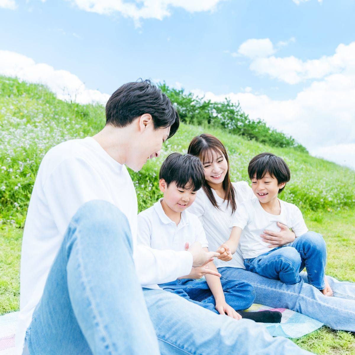 青空の下で過ごす4人家族