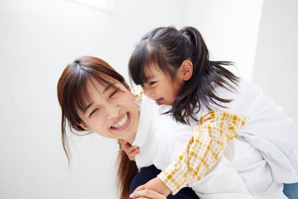 子どもと遊ぶ幸せそうな母