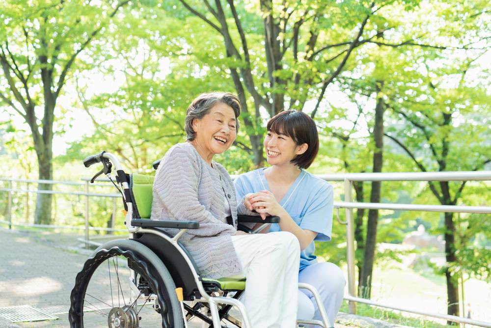 車椅子、高齢者と女性