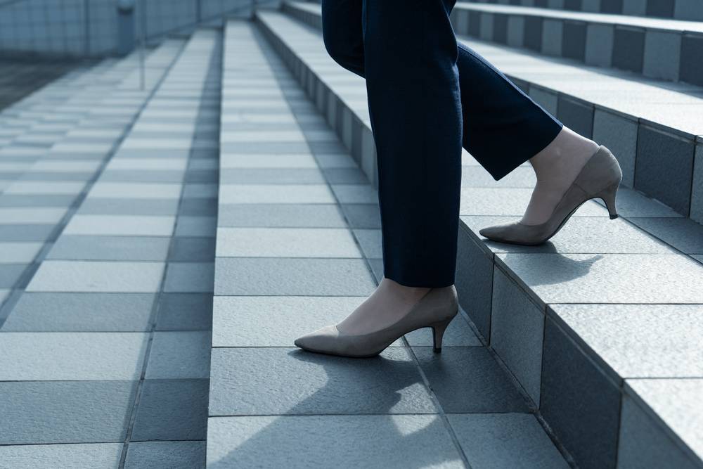 階段、女性の足元