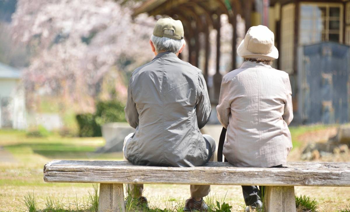 芝生に座る祖母と孫