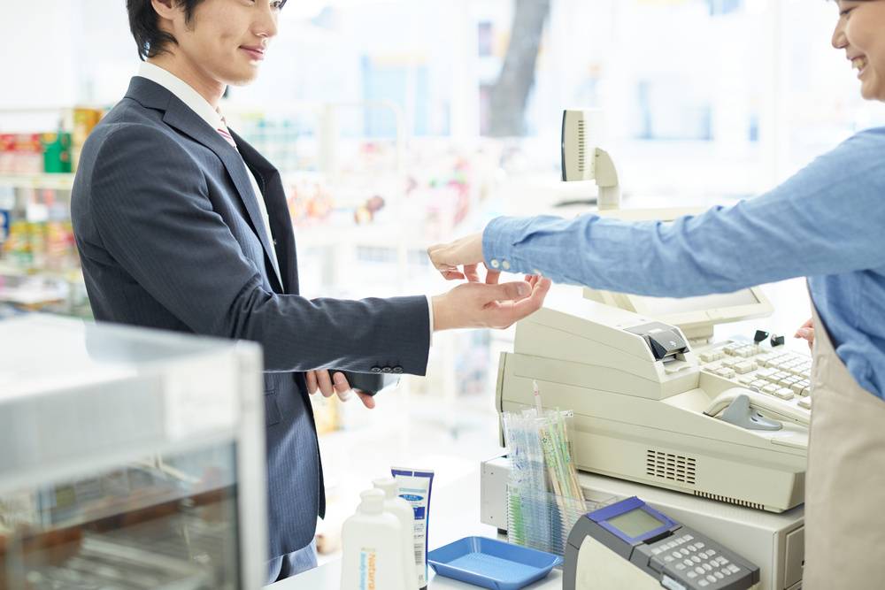 レジ対応する男性