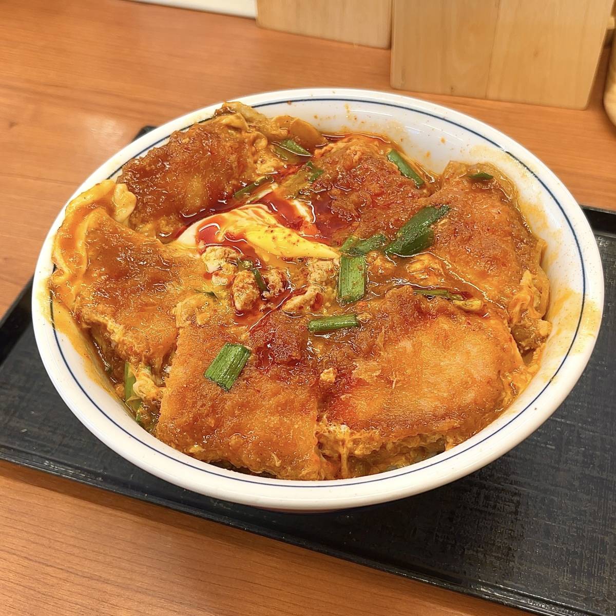 かつやの「赤辛カツ丼」
