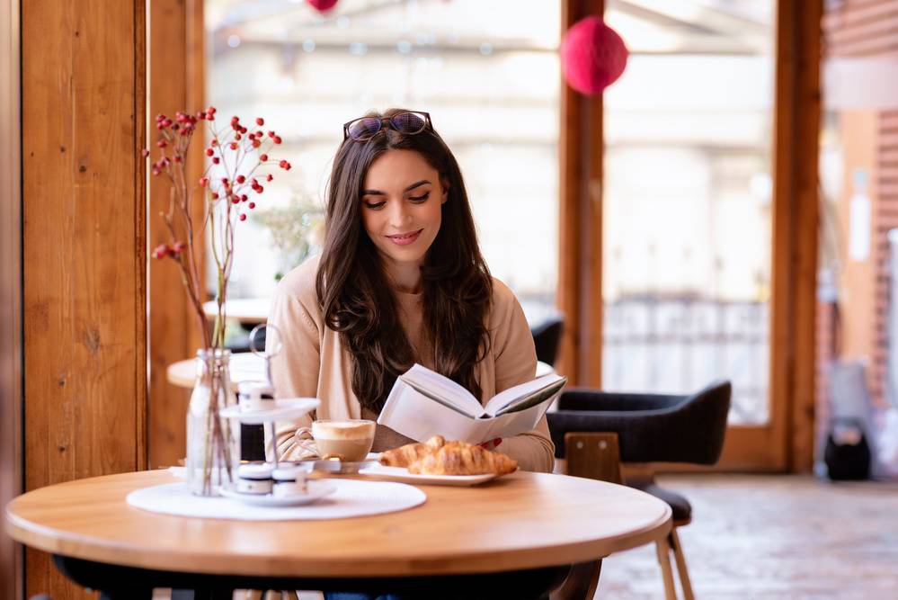 カフェで読書する女性
