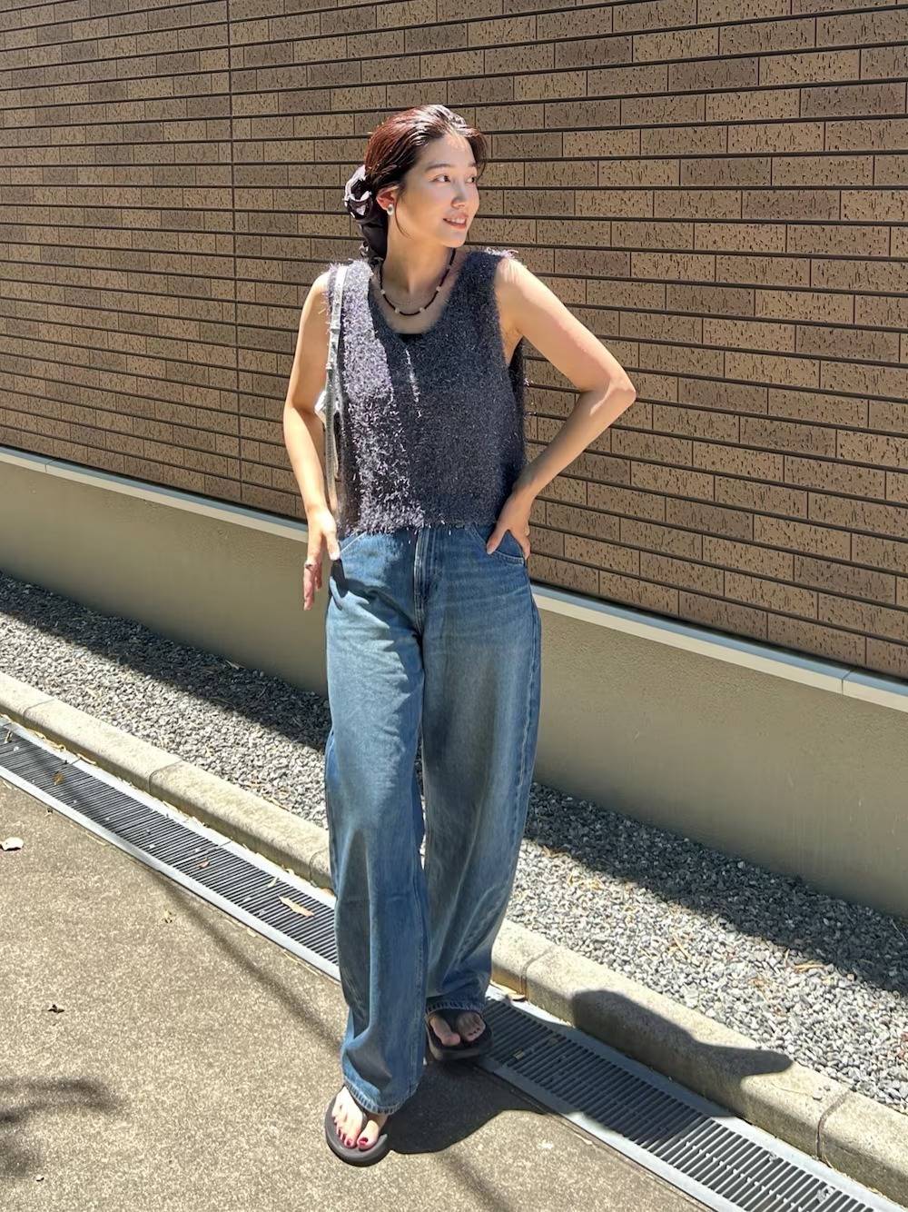 フェザーベスト×デニムパンツ